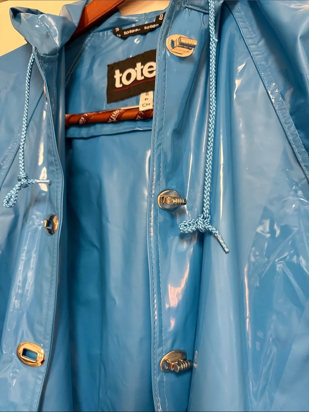 Totes Bright Blue Glossy Raincoat with Hood - Picture 14 of 16